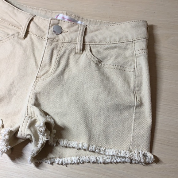 No Boundaries Khaki Denim Cut Off Shorts ๐ - Picture 4 of 15
